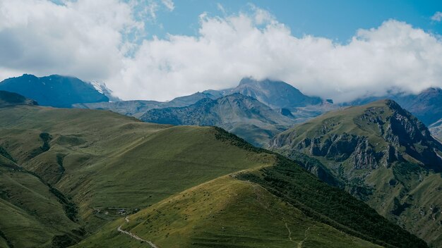 Ansicht von Kazbegi, Georgien. Schöner natürlicher Berghintergrund. Sommer