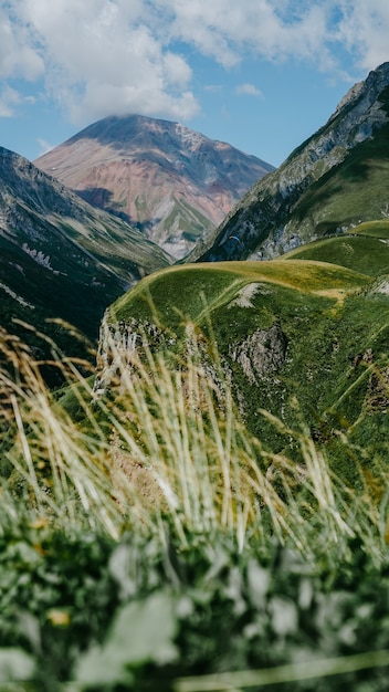 Ansicht von Kazbegi, Georgien. Schöner natürlicher Berghintergrund. Sommer