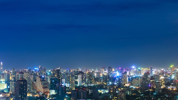 Ansicht von modernen Bürogebäuden Bangkoks, Kondominium in Bangkok-Stadt im Stadtzentrum gelegen auf nächtlichem Himmel, Bangkok