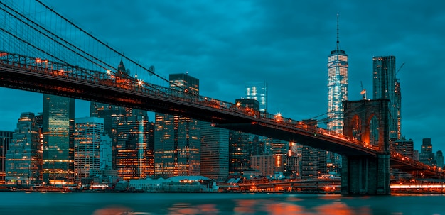 Ansicht von New York City Manhattan Midtown in der Abenddämmerung mit Brooklyn Bridge.