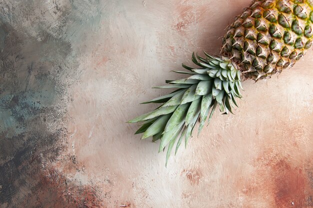 Ansicht von oben Ananas-Frucht auf beige Hintergrund Freiraum