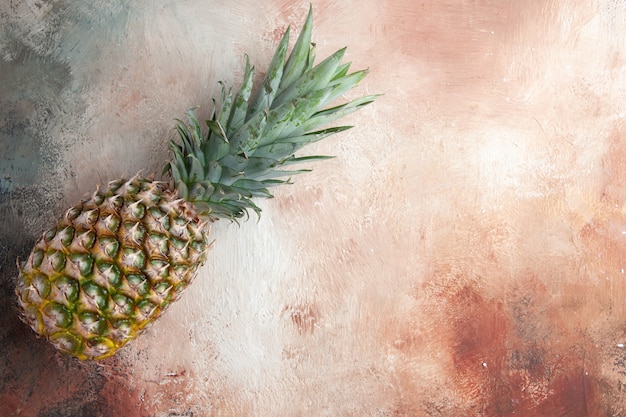 Ansicht von oben Ananas-Frucht, die sich auf den freien Platz des Tisches legt