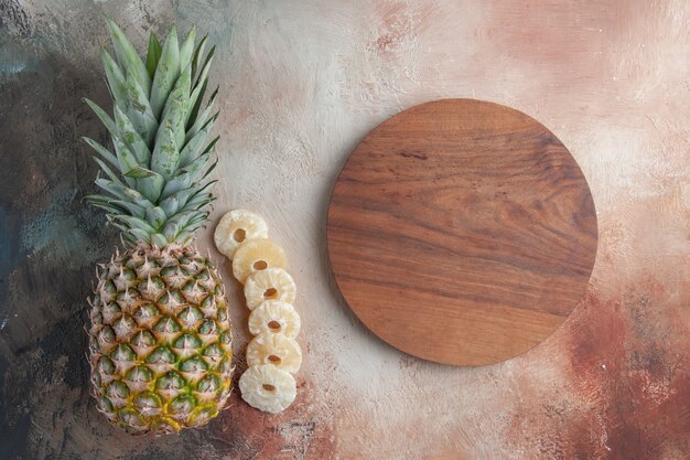 Ansicht von oben Ananasfrucht zur Festlegung trockener Ananasringe Holzbrett auf dem Tisch