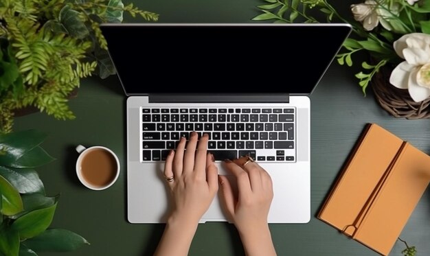 Ansicht von oben: Frauenhand mit Laptop am Schreibtisch, generative KI