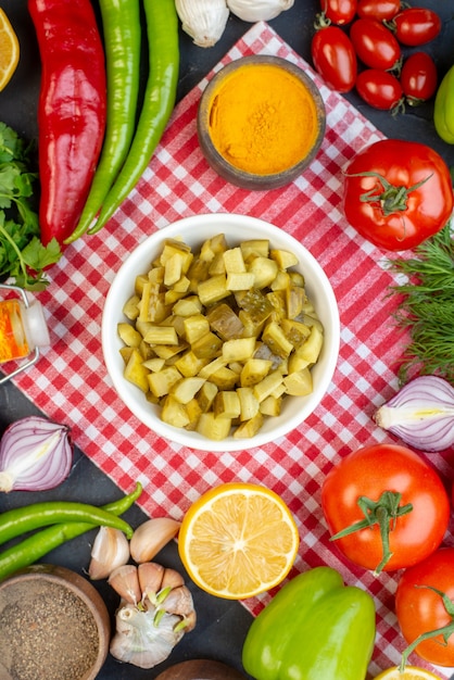 Ansicht von oben frisch geschnittene Gurken mit Grün und Gemüse auf dem dunklen Hintergrund Mahlzeit Mittagessen Snack Farbe Salat Essen Gesundheit Diät