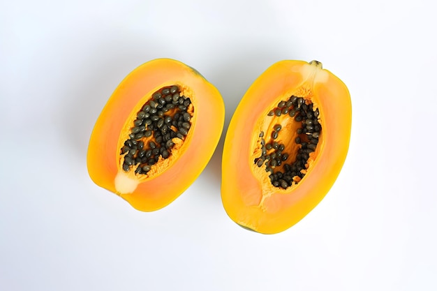 Ansicht von oben: frisch geschnittene Papaya-Früchte isoliert auf weißem Hintergrund