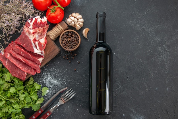 Ansicht von oben frisches geschnittenes Fleisch mit Gemüse und Tomaten