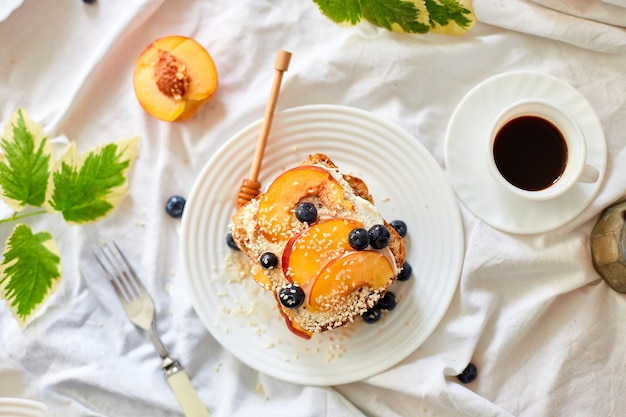 Ansicht von oben Frühstück auf weißen Bettlaken Guten Morgen Sommer French Toast