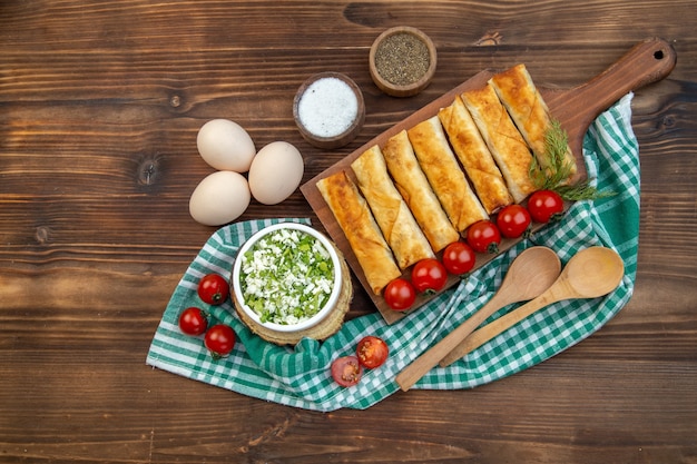 Ansicht von oben gebratenes Grüngebäck mit roten Tomaten