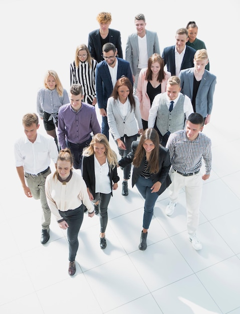 Ansicht von oben. Gruppe junger Geschäftsleute, die ein neues Büro betreten