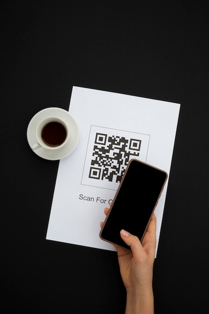 Ansicht von oben Hände Kunden scannen QR-Code für Online-Menü-Service am Tisch im Restaurant Neue Kontakte