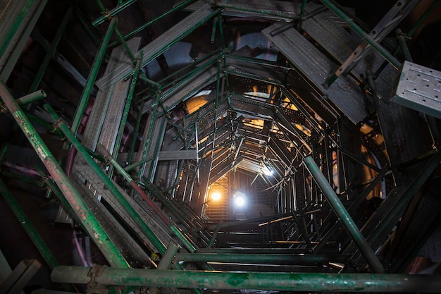 Ansicht von oben im Bau befindliches Tankölgerüst auf engstem Raum