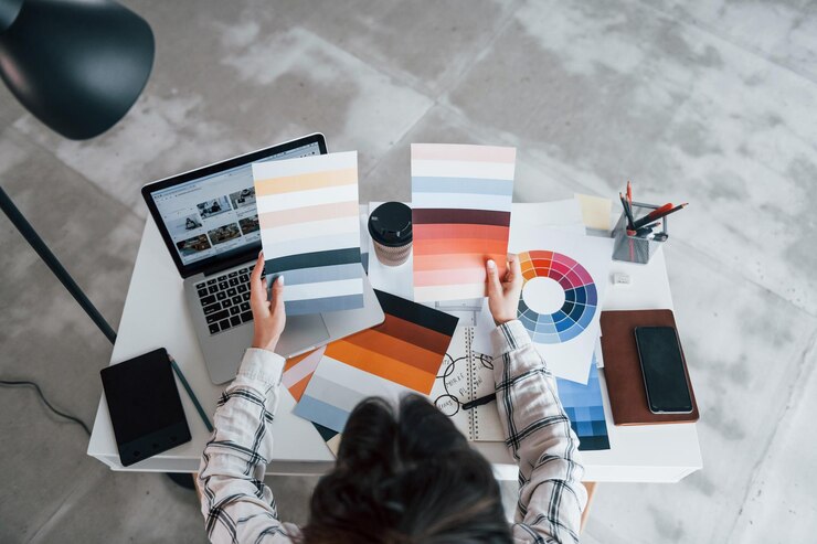 Foto ansicht von oben junge freiberufliche arbeitnehmerin ist tagsüber zu hause