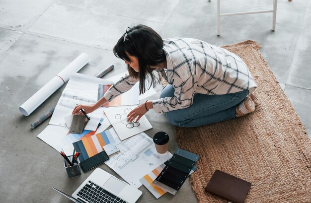 Ansicht von oben Junge freiberufliche Arbeitnehmerin ist tagsüber zu Hause