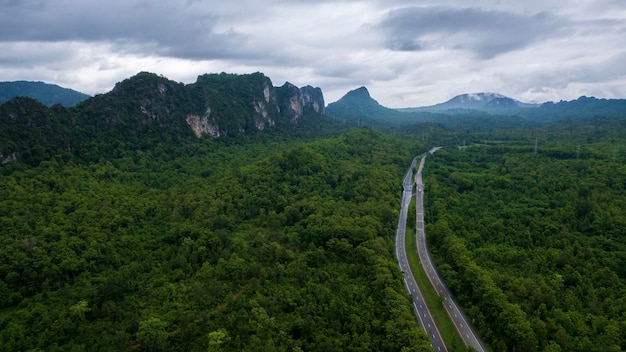 Ansicht von oben Landschaft des Morgennebels mit Berg