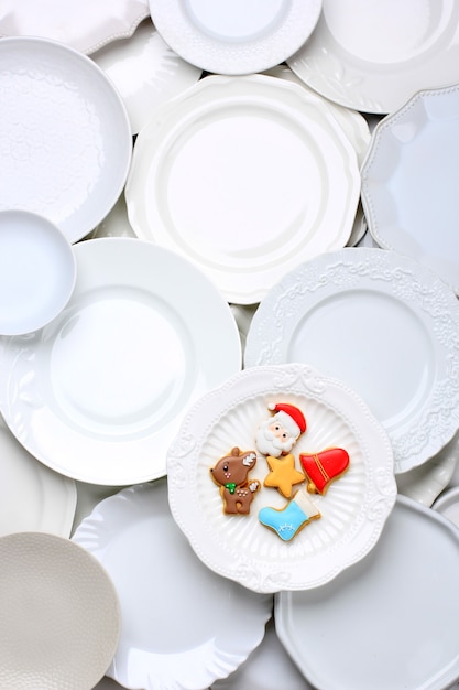 Ansicht von oben leckere hausgemachte dekorierte Weihnachtszucker-Ingwer-Brot-Plätzchen auf weißem Teller. Ansicht von oben mit Textfreiraum