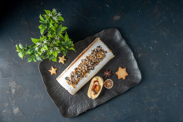 Ansicht von oben leckere Keksrolle mit Nüssen. Kuchen Keks Kuchen Dessert süßer Tee Zucker Keks Teig