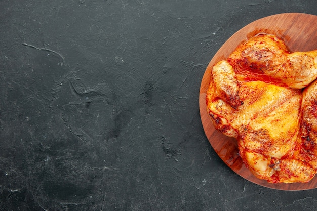 Ansicht von oben leckeres Brathähnchen aufgepeppt. Farbe reifer Salat Bräter Fleisch kochen