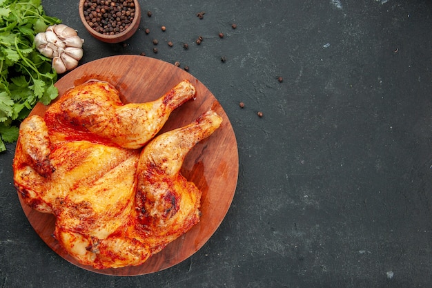 Ansicht von oben leckeres Brathähnchen aufgepeppt. farbe reifer salat braten abendessen fleisch kochen gericht