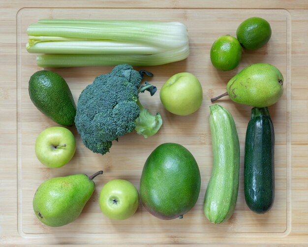 Ansicht von oben nach unten auf flach gelegte grüne Gemüsezusammensetzung mit Sellerie-Brokkoli-Apfel-Birnen-Zucchini
