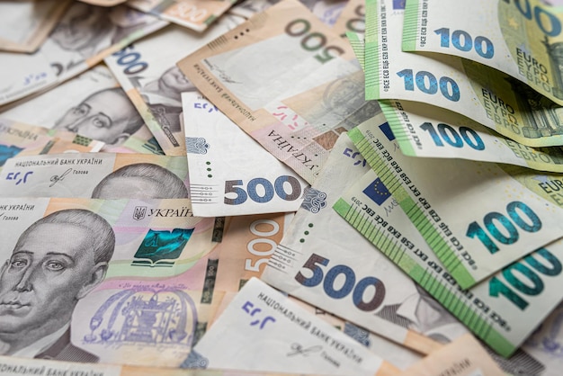 Ansicht von oben Nahaufnahme eines kompletten Satzes Griwna und Euro-Banknoten