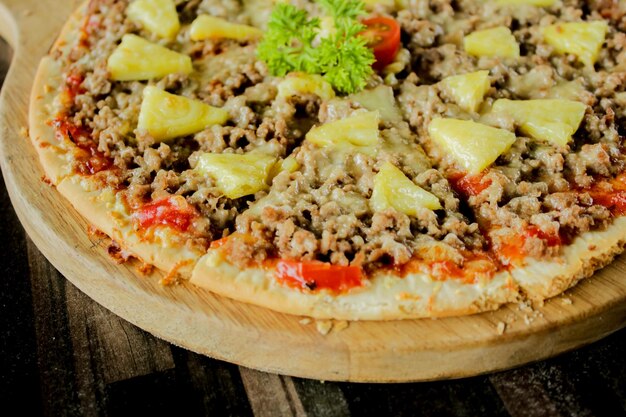 Ansicht von oben Pizza mit Fleisch, Ananas und Soße