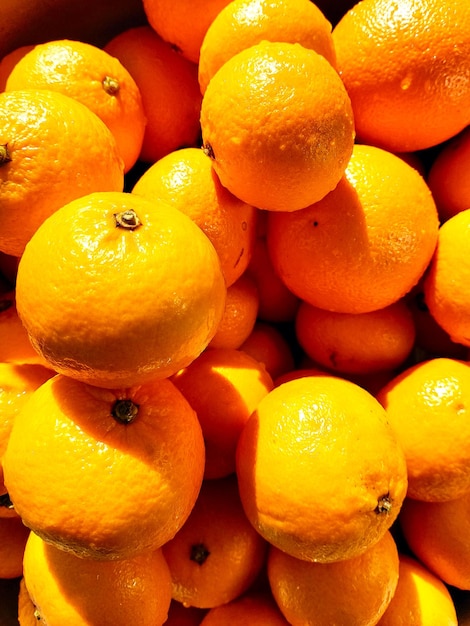 Foto ansicht von oben schöner hintergrund aus leuchtend nassen orangen nahaufnahme bio-obst-tapete für design und zitruskonzept