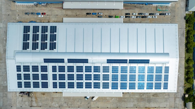 Ansicht von oben Solarzelle auf Warehouse Factory Solor Photovoltaik-Module Systemleistung oder Solarzelle auf dem Dach eines Industriegebäudes zur Erzeugung von grünem ökologischem Strom Erzeugung erneuerbarer Energie