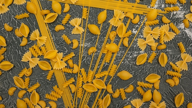 Ansicht von oben Verschiedene Arten von italienischer Pasta auf Holzuntergrund