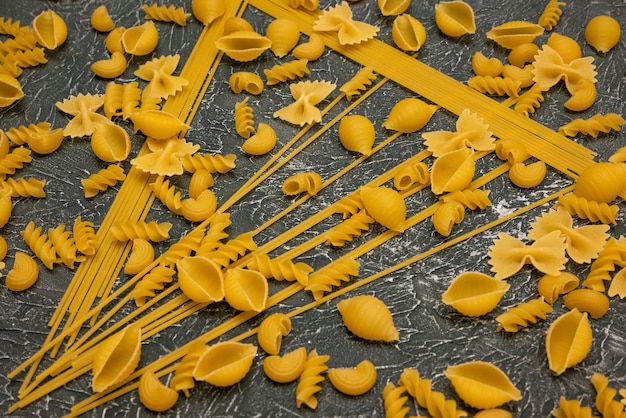 Ansicht von oben Verschiedene Arten von italienischer Pasta auf Holzuntergrund