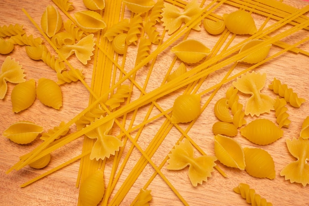 Ansicht von oben Verschiedene Arten von italienischer Pasta auf Holzuntergrund