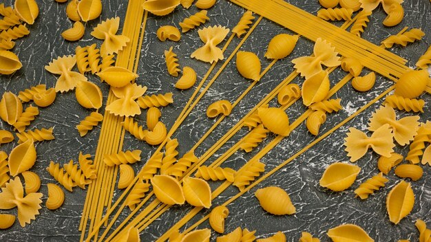 Ansicht von oben Verschiedene Arten von italienischer Pasta auf Holzuntergrund