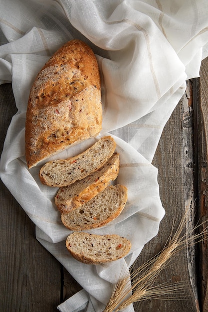 Ansicht von oben von geschnittenem Brot auf Serviette