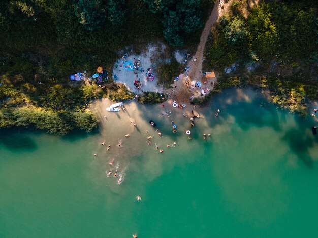 Ansicht von oben von Menschen mit blauem Wasser am Leckstrand, die Spaß beim Sonnenbaden haben