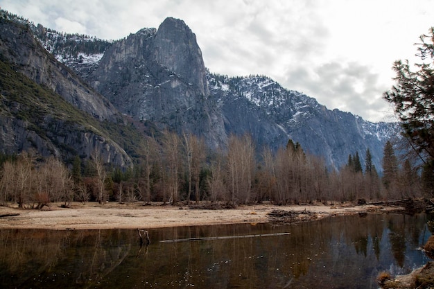 Ansicht von reflektieren Wasser bei Yosemite National Park im Winter