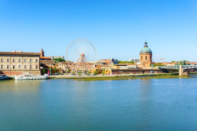 Ansicht von Saint Pierre-Brücke über Garonne-Fluss in Toulouse