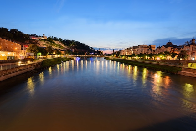 Ansicht von Salzach-Fluss in Salzburg, Österreich. Berühmter Platz (UNESCO-Erbe) Festung Hohensalzburg, Europa