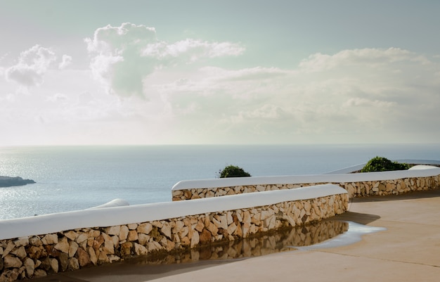 Ansicht von schönem blauem Meer Mittelmeer mit einem klaren Himmel mit weißen Wolken, Menorca Balearic Spain.