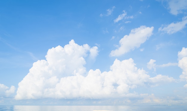 Ansicht von schönen weißen Wolken in einem blauen Himmel, blaues Meer am sonnigen Tag mit bewölktem Himmel über ihm.