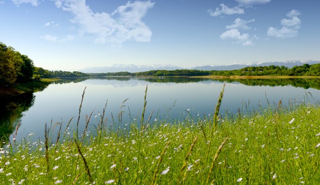 Ansicht von See Gabas in den Pyrenäen Atlantiques, Berge im Hintergrund