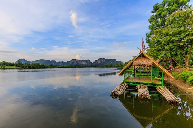 Ansicht von See und von Berg in der Landschaft von Thailand.