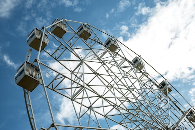 Ansicht von unten auf das Riesenrad und den Himmel mit Wolken