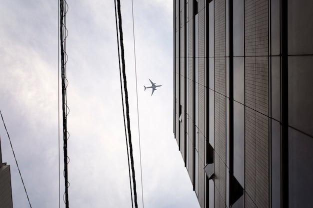 Ansicht von unten hohes Gebäude und Flugzeug