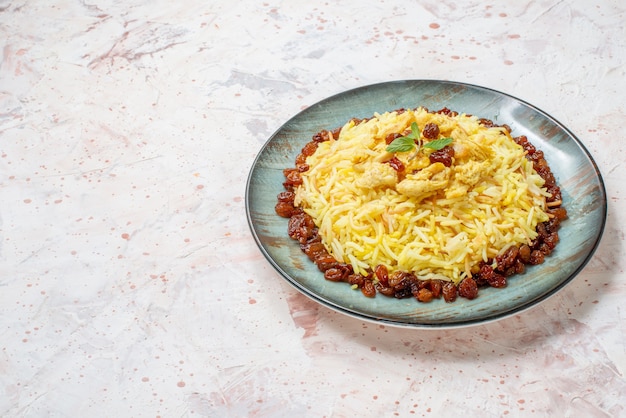 Ansicht von unten leckerer Plov auf Teller auf Tisch freier Platz