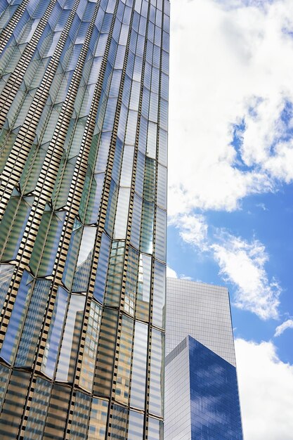 Ansicht von unten nach oben auf Glas Wolkenkratzer in New York, USA