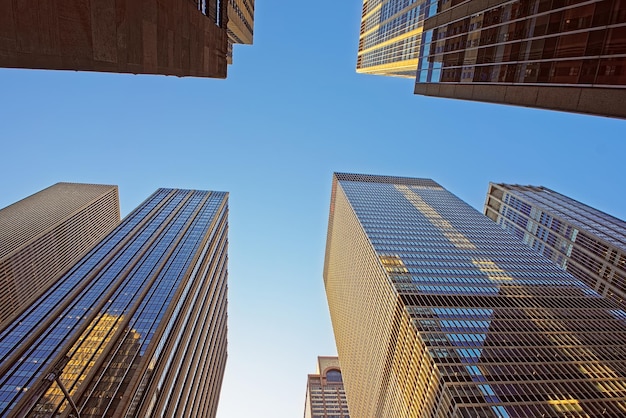 Ansicht von unten nach oben von Wolkenkratzern im Finanzviertel von New York City, USA