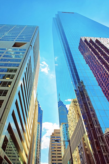 Ansicht von unten nach oben zu Wolkenkratzern, die sich in Glas in Philadelphia, Pennsylvania, USA, widerspiegeln. Es ist das zentrale Geschäftsviertel in Philadelphia