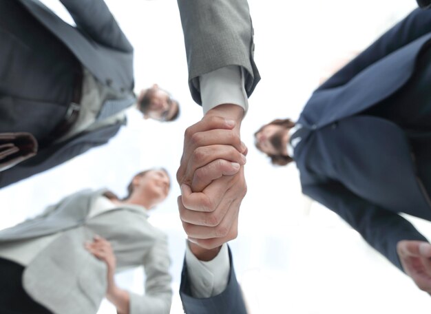 Ansicht von untenBusiness-Handshake