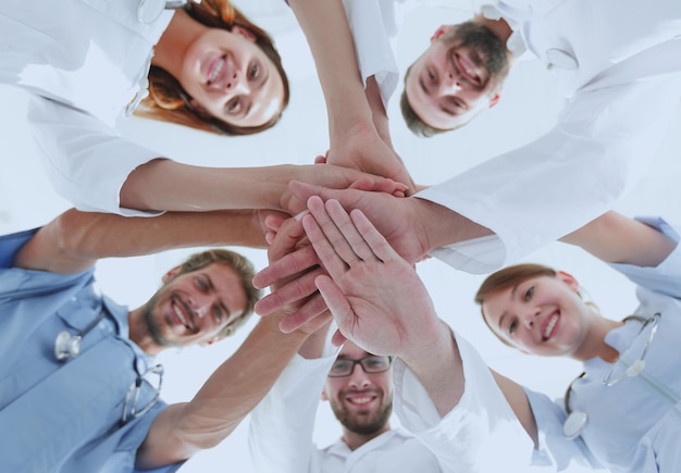 Ansicht von untenEin Ärzteteam des medizinischen Zentrums faltete die Hände zusammen
