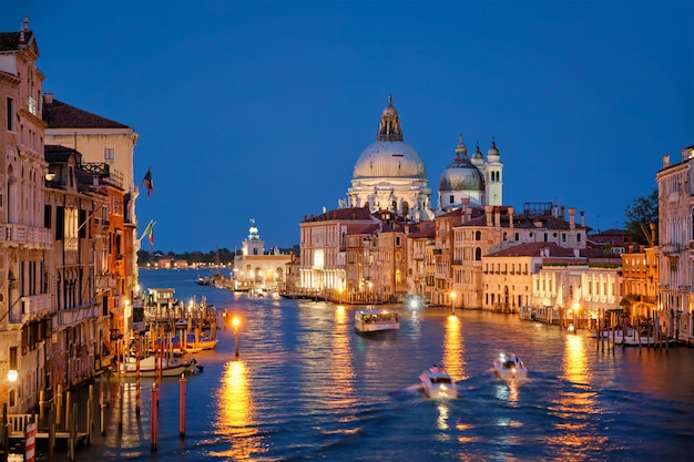 Ansicht von Venedig Grand Canal und von Santa Maria della Salute-Kirche am Abend